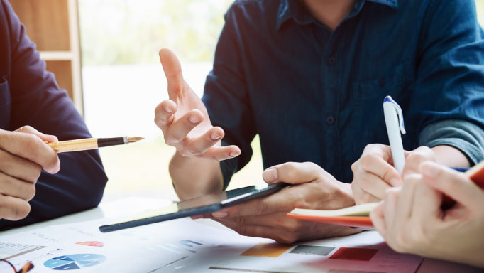 Construyendo relaciones sólidas: Imagen de un asesor profesional manteniendo una conversación con un cliente. Se percibe un ambiente de confianza y compromiso mutuo. La imagen representa la importancia de establecer una relación cercana y confiable con los clientes, fomentando la comunicación efectiva y la comprensión de sus necesidades. Destaca la relevancia de la confianza, la empatía y la atención personalizada en la construcción de relaciones duraderas y exitosas en el ámbito empresarial.