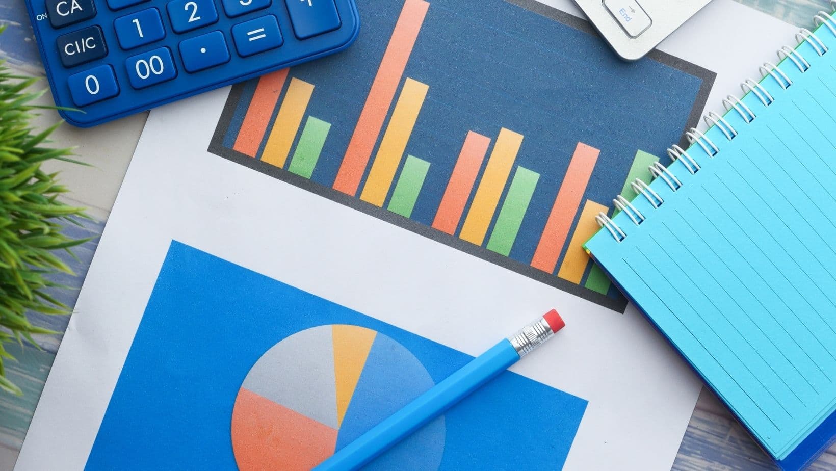 Imagen de un escritorio con informes de inbound marketing sobre un blog. Los informes muestran métricas y análisis relevantes relacionados con estrategias de inbound marketing. La imagen ilustra la temática del blog y la importancia de la medición y el análisis en las estrategias de marketing entrante.