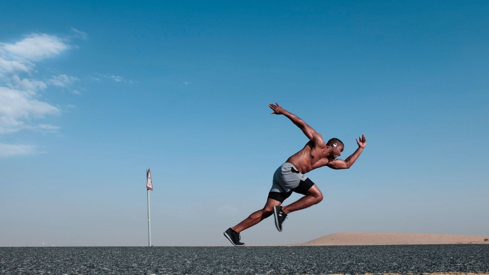 Imagen de un atleta corriendo a gran velocidad, simbolizando la optimización de la velocidad de carga en un blog. El atleta representa la idea de velocidad y rendimiento, destacando la importancia de una carga rápida para una experiencia óptima de los usuarios en el sitio web.