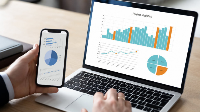 En la imagen, se muestra a un profesional analizando con detalle informes de analítica web y gráficos en un ordenador y un teléfono móvil. Su experiencia y conocimiento en estrategias digitales le permiten tomar decisiones fundamentadas para optimizar el rendimiento online. Esta imagen captura la esencia de un especialista en marketing digital y SEO dedicado y preparado para impulsar el éxito de una empresa mediante tácticas eficaces basadas en datos y profundos conocimientos del mercado.